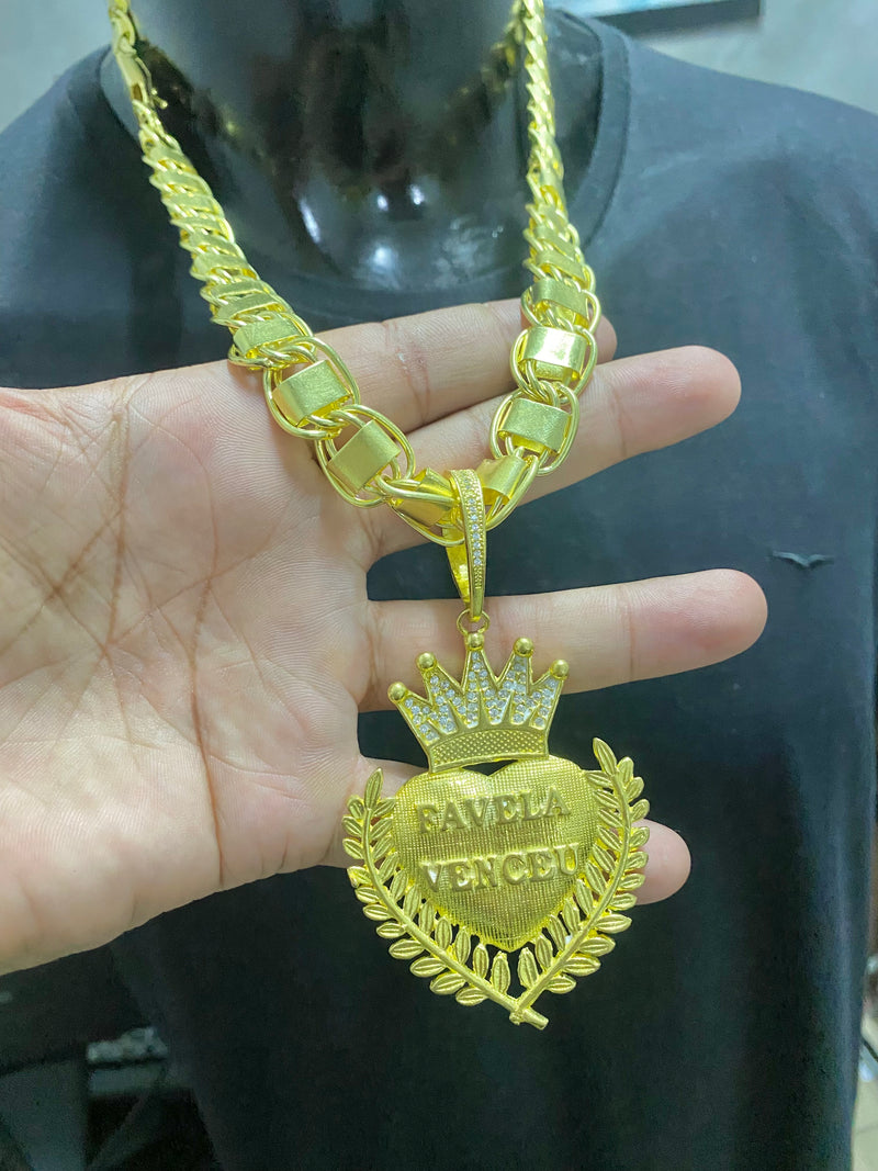 CORRENTE ELO DUBAI 16MM + PINGENTE CORAÇÃO FAVELA VENCEU CRAVEJADO