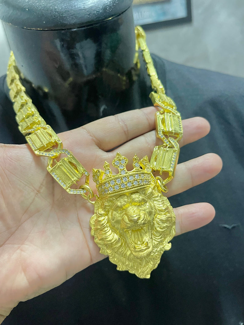 CORRENTE ELO PERSONALIZADO COM LEÃO COROA CRAVEJADA.