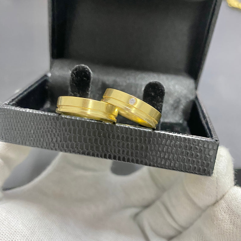 PAR DE ALIANÇAS MOD ONE FRISO C/PEDRAS ZIRCÔNIAS 6MM - WRDJOIAS