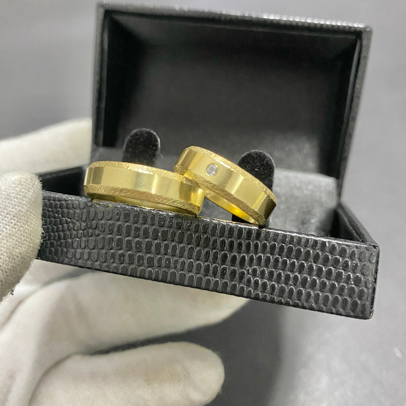 PAR DE ALIANÇAS MOD CHANFRADA BORDADA C/PEDRAS ZIRCÔNIAS 6MM - WRDJOIAS