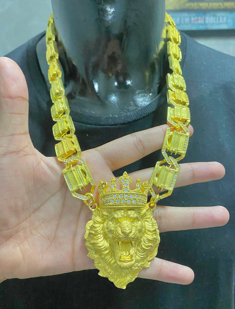 CORRENTE ELO PERSONALIZADO COM LEÃO COROA CRAVEJADA.