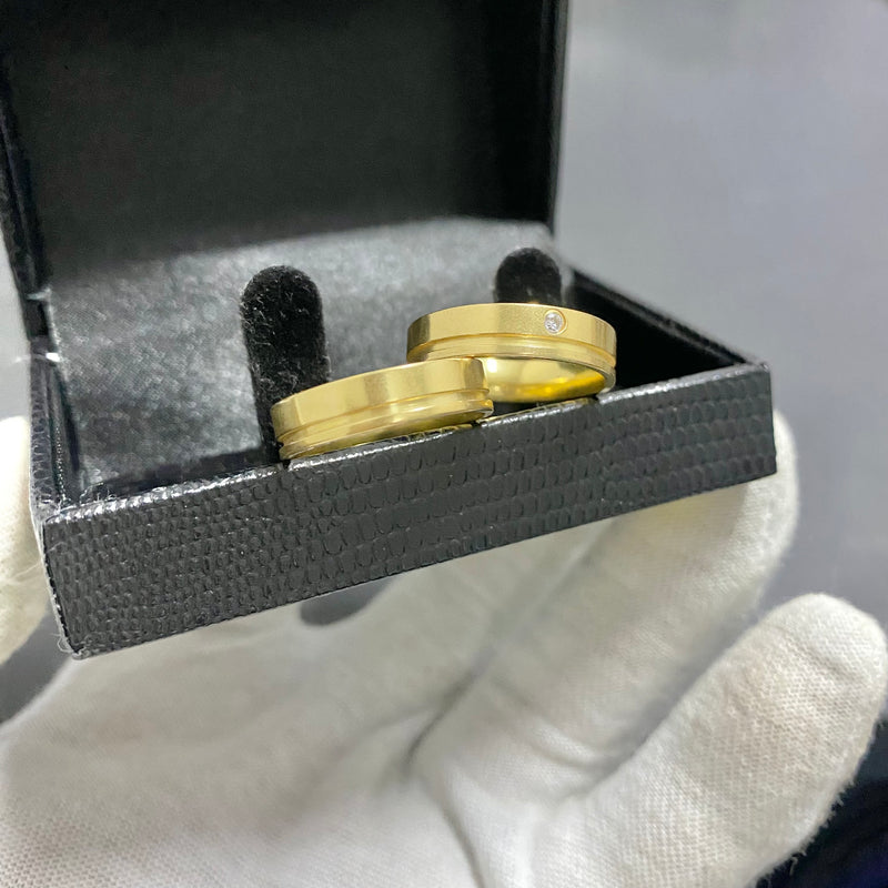 PAR DE ALIANÇAS MOD ONE FRISO C/PEDRAS ZIRCÔNIAS 6MM - WRDJOIAS