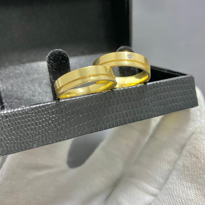 PAR DE ALIANÇAS MOD ONE FRISO C/PEDRAS ZIRCÔNIAS 6MM - WRDJOIAS