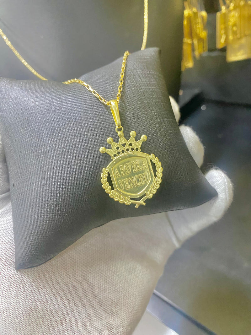 CORRENTE ELO CAIXOTINHO 1MM C/PINGENTE PERSONALIZADO FAVELA VENCEU - WRDJOIAS