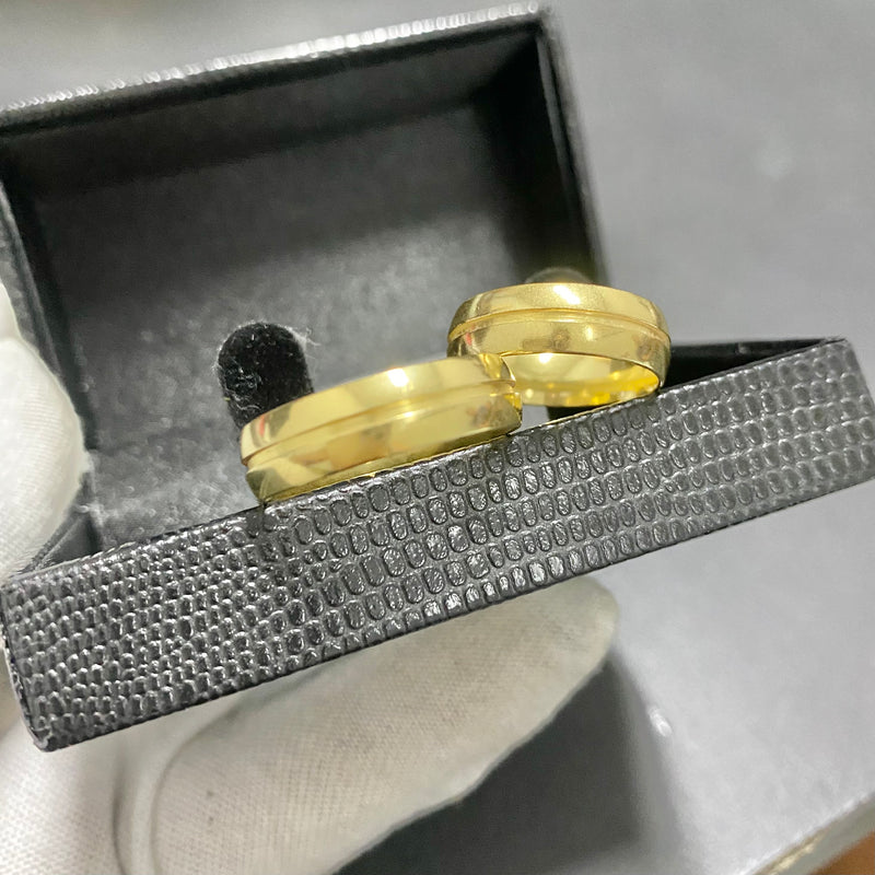 PAR DE ALIANÇAS MOD BOLEADO FRISO CENTRAL 6MM - WRDJOIAS