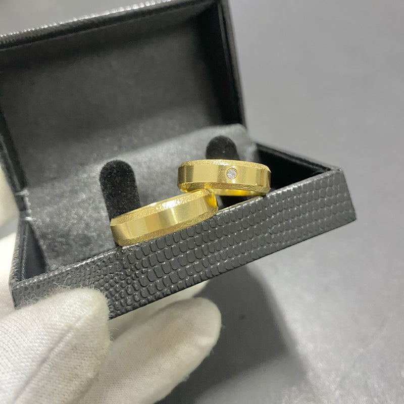 PAR DE ALIANÇAS MOD CHANFRADA BORDADA C/PEDRAS ZIRCÔNIAS 6MM - WRDJOIAS