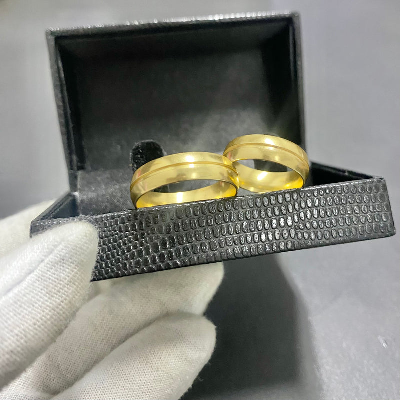 PAR DE ALIANÇAS MOD BOLEADO FRISO CENTRAL 6MM - WRDJOIAS
