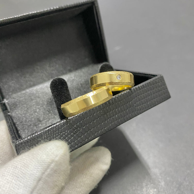 PAR DE ALIANÇAS MOD CHANFRADA BORDADA C/PEDRAS ZIRCÔNIAS 6MM - WRDJOIAS