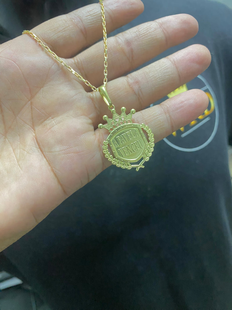 CORRENTE ELO CAIXOTINHO 1MM C/PINGENTE PERSONALIZADO FAVELA VENCEU - WRDJOIAS