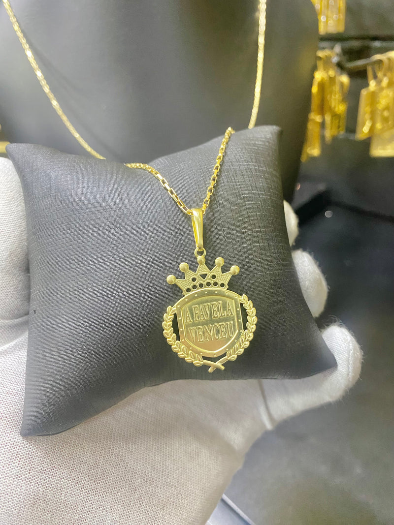 CORRENTE ELO CAIXOTINHO 1MM C/PINGENTE PERSONALIZADO FAVELA VENCEU - WRDJOIAS