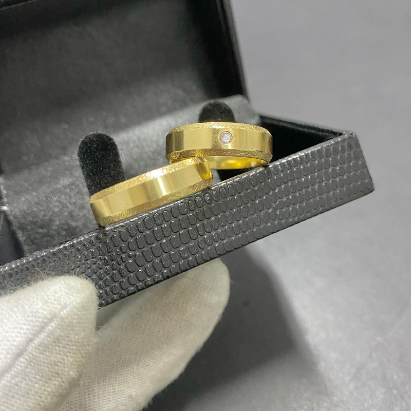 PAR DE ALIANÇAS MOD CHANFRADA BORDADA C/PEDRAS ZIRCÔNIAS 6MM - WRDJOIAS