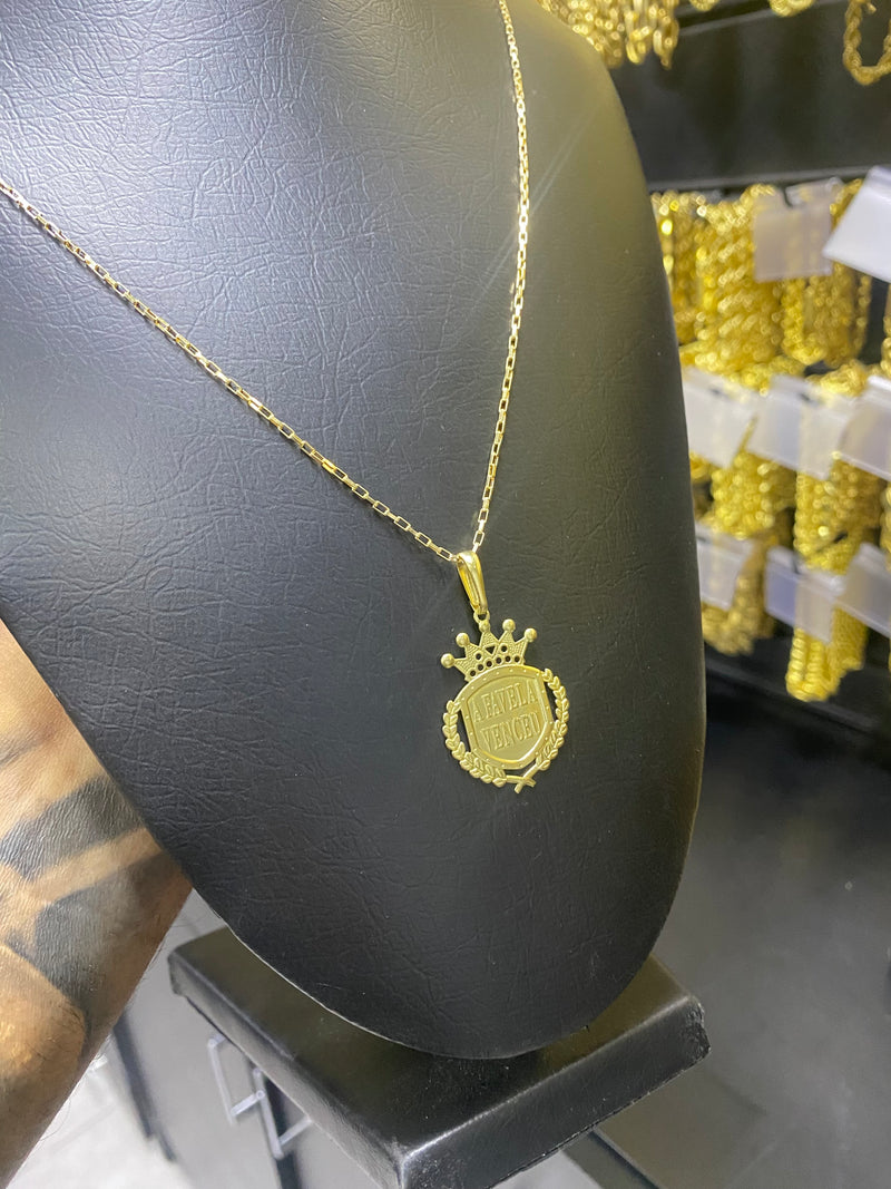CORRENTE ELO CAIXOTINHO 1MM C/PINGENTE PERSONALIZADO FAVELA VENCEU - WRDJOIAS