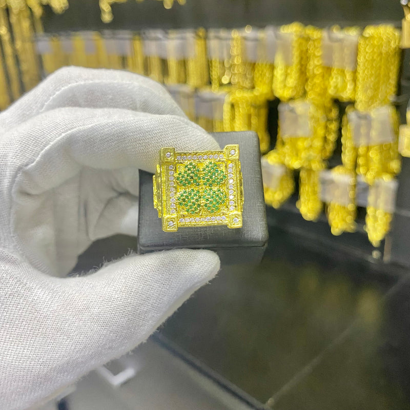 ANEL PERSONALIZADO TREVO DA SORTE CRAVEJADO CAIXA ALTA.