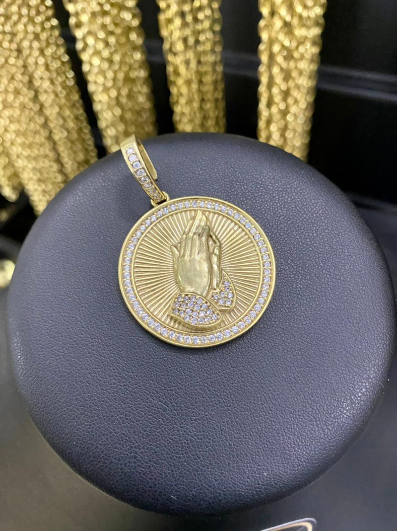 PINGENTE MEDALHA MÃO ORANDO CRAVEJADO - WRDJOIAS