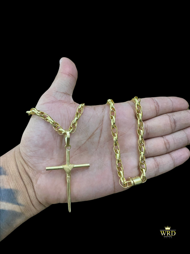 CORRENTE ELO TRANÇADO (8MM) COM PINGENTE CRUZ PALITO AMARRADA - WRDJOIAS